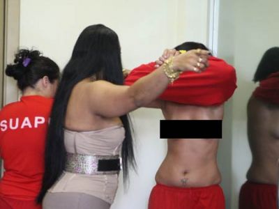 carve Resort rare Mulher \'tira roupa\' para não mostrar rosto em delegacia de MG - Jornal  Cruzeiro do Vale