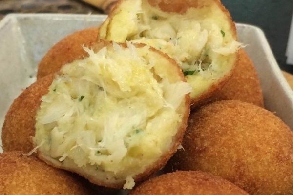 Olha o Bolinho de Batata Recheado com Bacalhau