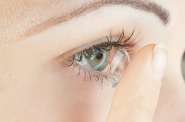 Lentes de contato: no vero, todo cuidado  pouco