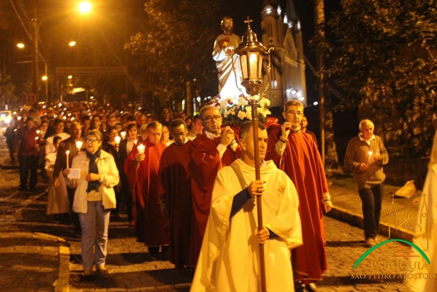 Missa e procisso luminosa marcam incio da Festa de So Pedro em Gaspar