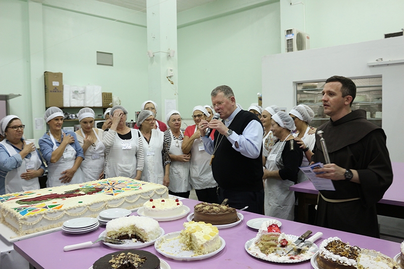Dom Jaime Spengler abenoa bolo de So Pedro