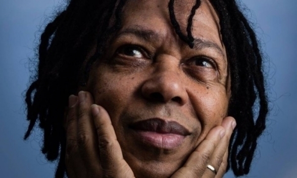 s vsperas de ser homenageado pelo Grammy Latino, Djavan lana disco