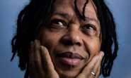 s vsperas de ser homenageado pelo Grammy Latino, Djavan lana disco