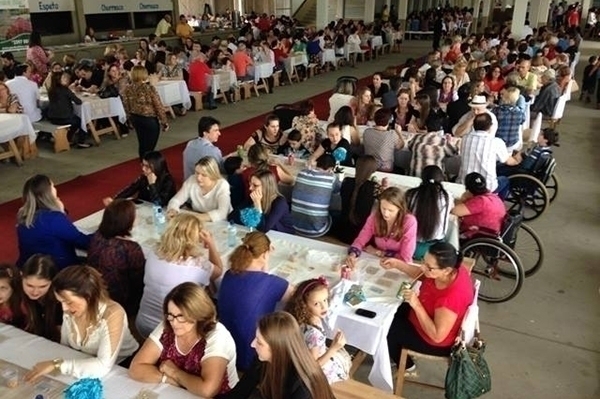 Centenas de pessoas participam de bingo com desfile e caf da Apae