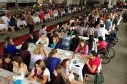 Centenas de pessoas participam de bingo com desfile e caf da Apae