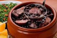 Feijoada solidria acontece ao meio dia de sbado