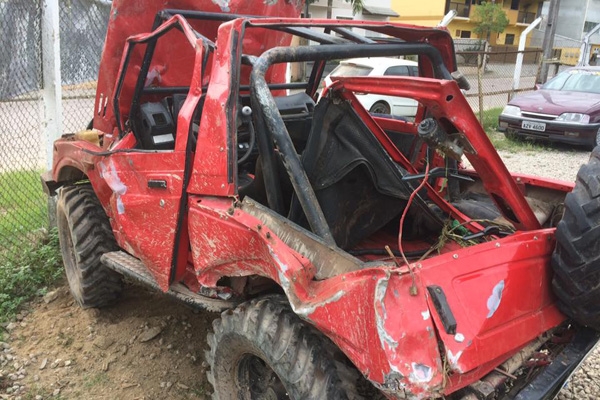 Jeep de trilha capota e deixa quatro pessoas feridas