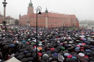 Aps protestos de mulheres, Polnia recua na proibio total do aborto