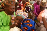 O emocionante reencontro familiar de estudantes sequestradas pelo Boko Haram na Nigria