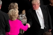 Hillary e Trump trocam farpas durante jantar de caridade