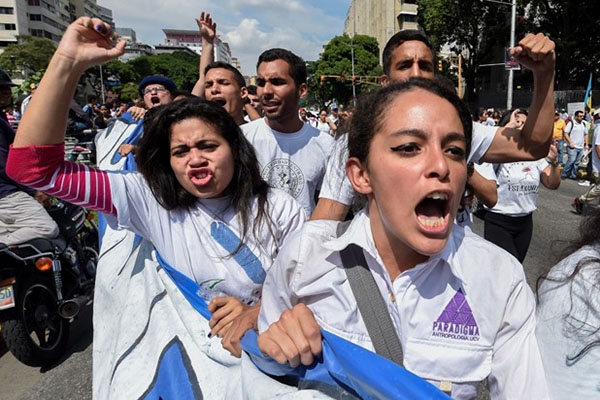 Oposio protesta contra Maduro em vrias cidades venezuelanas