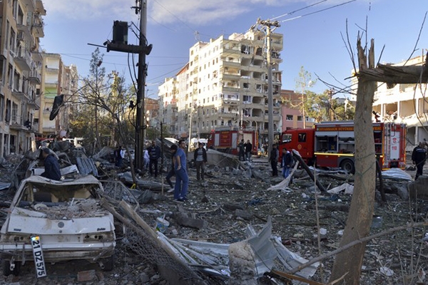 Ataque com carro-bomba deixa 8 mortos e 100 feridos na Turquia