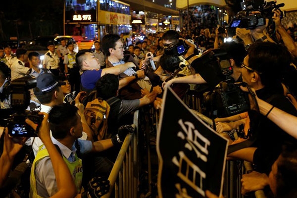 Protestos em Hong Kong deixam 5 feridos e 4 detidos
