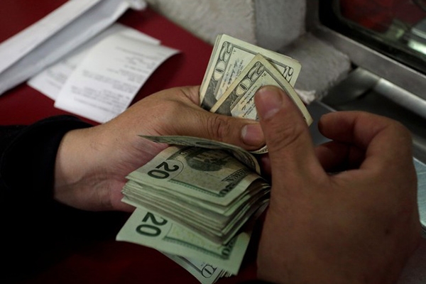 Dlar sobe um dia aps vitria de Trump e se aproxima de R$ 3,30