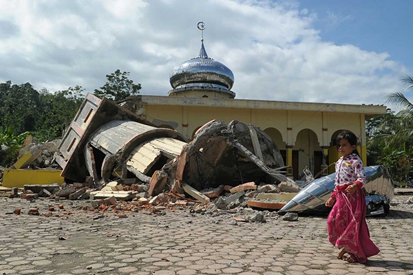 Terremoto deixa mais de 90 mortos na Indonsia