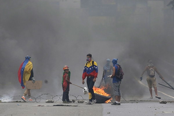 Jovem morre em protesto contra Maduro na Venezuela