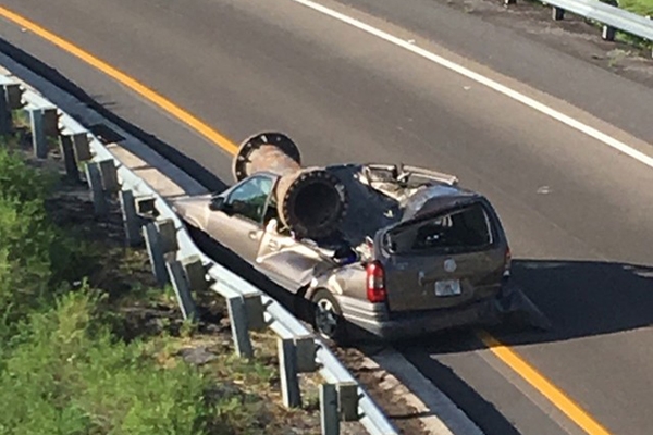 Motorista sobrevive aps pea de metal cair sobre o seu carro nos EUA
