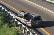 Motorista sobrevive aps pea de metal cair sobre o seu carro nos EUA