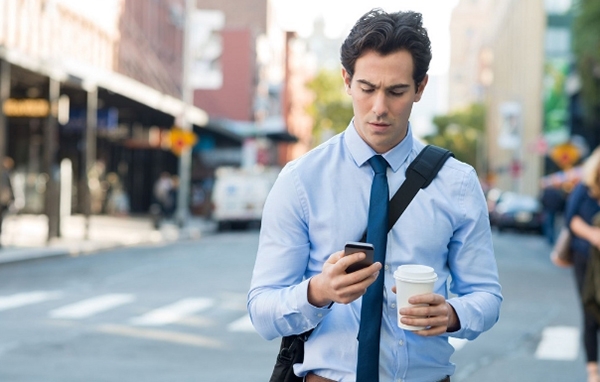 Cidade dos EUA vai multar quem cruzar rua de olho no celular