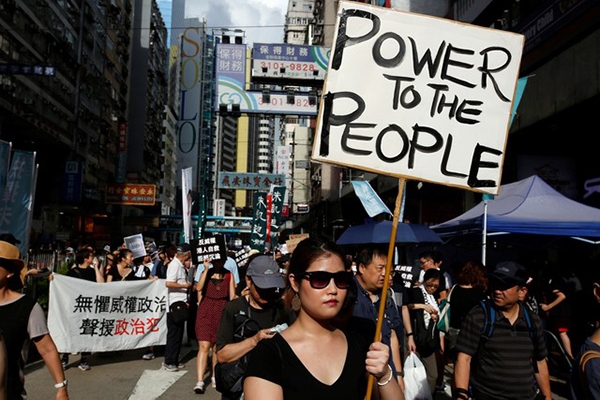 Manifestao em Hong Kong contra 'autoritarismo' de Pequim rene milhares