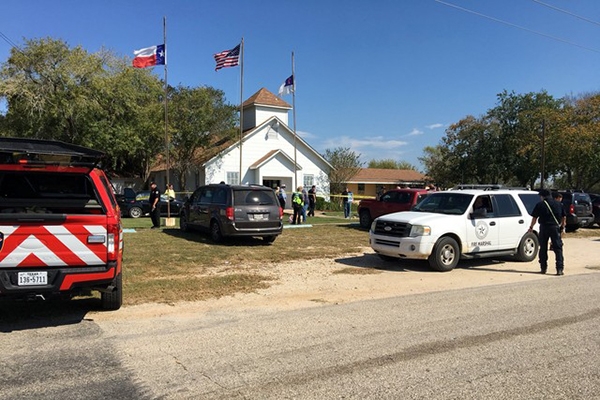 Atirador entra em igreja batista nos EUA e mata 26 pessoas com rifle