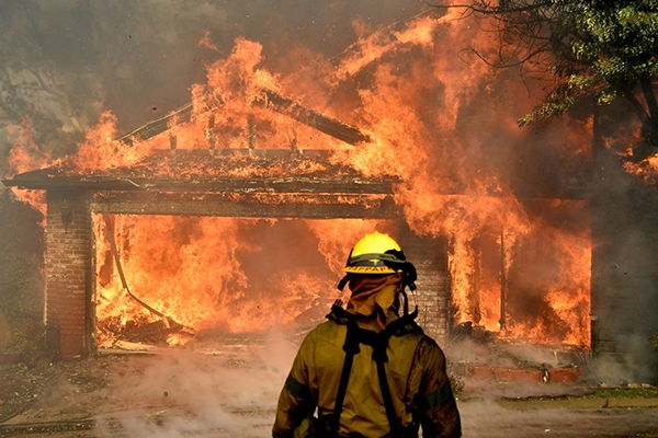 Incndios florestais ainda sem controle ameaam milhares de casas na Califrnia
