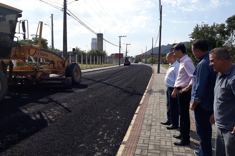 Prefeitura de Gaspar inicia a pavimentao da rua Pedro Simon,  no bairro Margem Esquerda