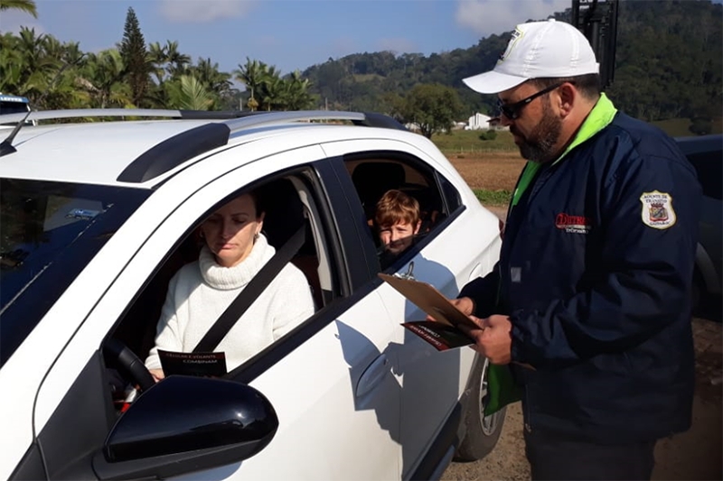 Blitz educativa no bairro Belchior resulta na abordagem de 139 veculos