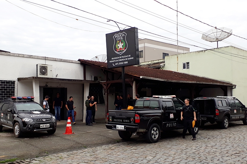 Polcia Civil cumpre sete mandados de busca e apreenso e trs de priso preventiva em Gaspar