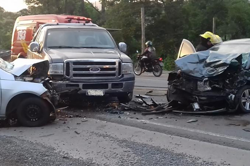 Acidente entre trs carros mata mulher na BR-470, em Blumenau