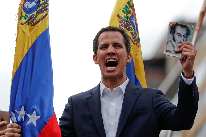 Guaid faz juramento e diz ser presidente em exerccio da Venezuela