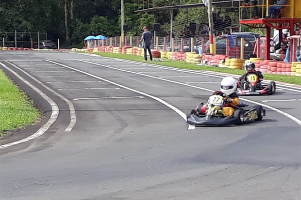 Famlia gasparense procura patrocnio para menino campeo de Kart