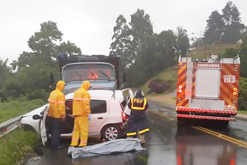 Mulher morre em grave acidente entre carro e caminho na BR-470, em Rio do Sul