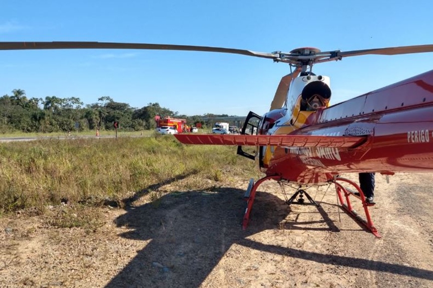 Batida entre carro e moto deixa homem ferido na BR-470, em Ilhota