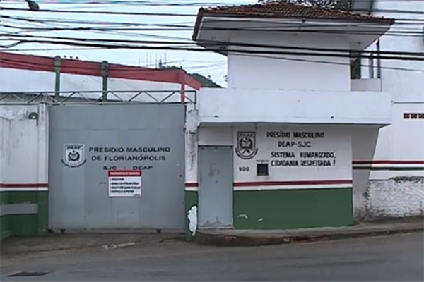 Detentos fazem agente prisional refm em tentativa de fuga em Florianpolis