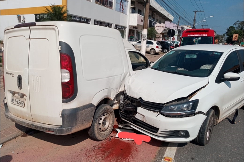 Bombeiros Voluntrios atendem acidente no Centro de Ilhota