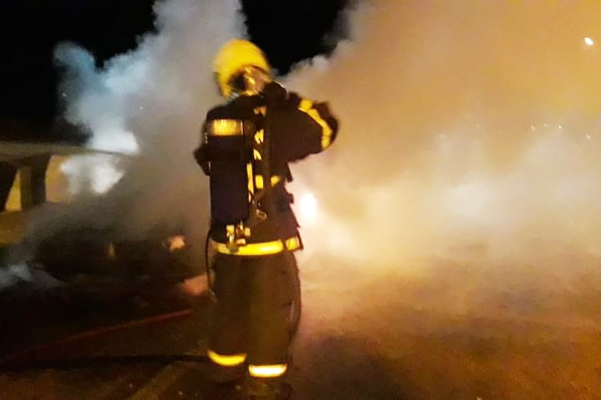 Carro  completamente destrudo por incndio na madrugada de quarta em Gaspar	