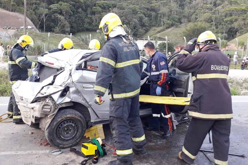 Capotamento na BR-470 deixa homem, mulher e criana feridos em Gaspar