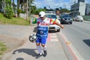 Rei das embaixadinhas passa por Gaspar em busca de mais um recorde mundial