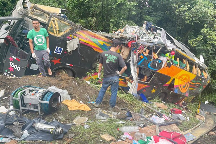 nibus de turismo se envolve em grave acidente na rodovia que liga SC e PR