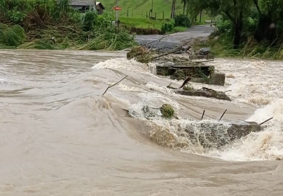 Cerca de 2,5 mil pessoas ficam isoladas aps 14 pontes serem destrudas na Grande Florianpolis