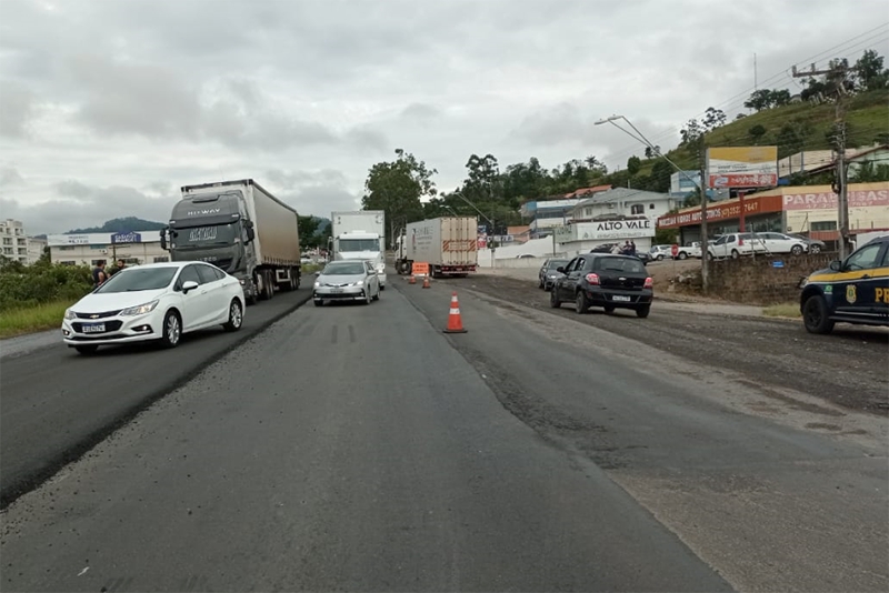 Motociclista morre aps perder o controle e ser atropelado por caminho em Rio do Sul