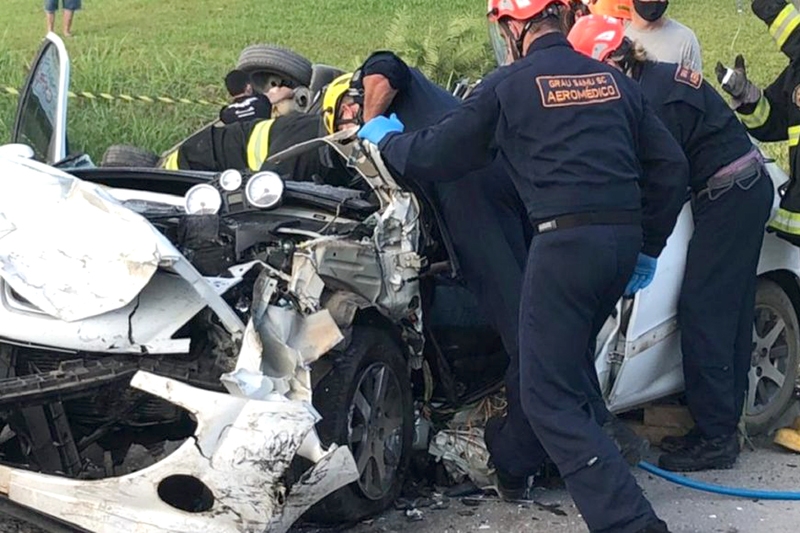Coliso entre trs veculos deixa vtimas presas s ferragens, em Apina