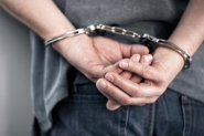 Homem  preso por agredir mulher com socos, chutes e cadeiradas em Blumenau