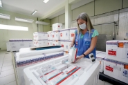 Governo de SC distribui mais doses da vacina contra o coronavrus neste sbado