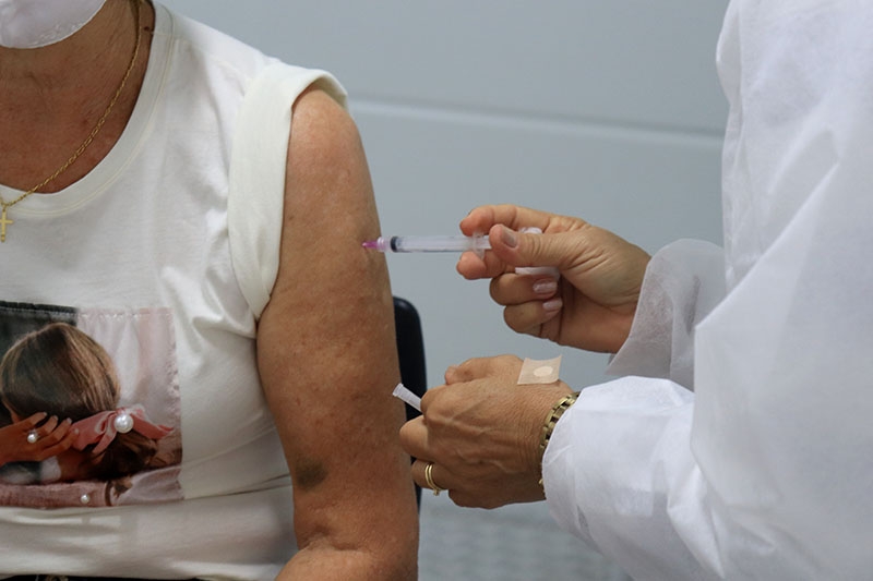 Gaspar promove drive thru para vacinar contra a gripe professores e auxiliares