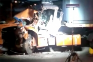 Coliso entre caminhes deixa motorista preso s ferragens na BR-470, em Indaial