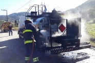 Caminho tanque com material inflamvel pega fogo em Pomerode 