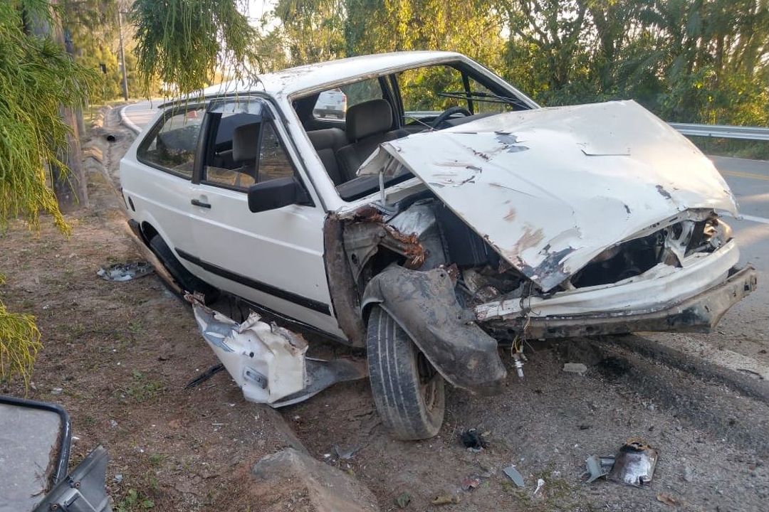 Motorista sem habilitao colide carro contra rvore em Gaspar