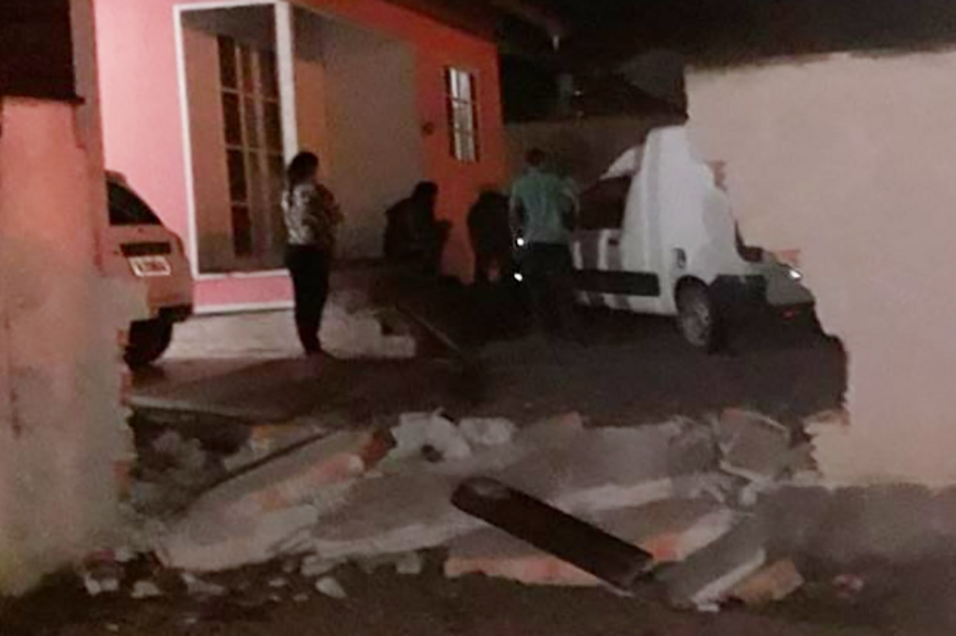 Homem passa mal, colide carro contra muro e para em ptio de residncia em Gaspar